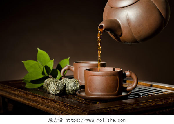 横向的照片粘土茶壶茶流的棕色背景茶道杯